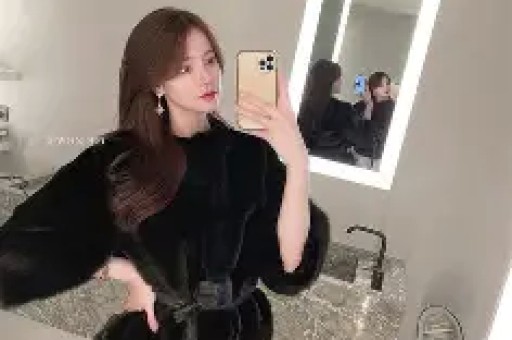 韩国女星Jennie耍大牌事件后《时代》红毯争艳直角肩再成亮点